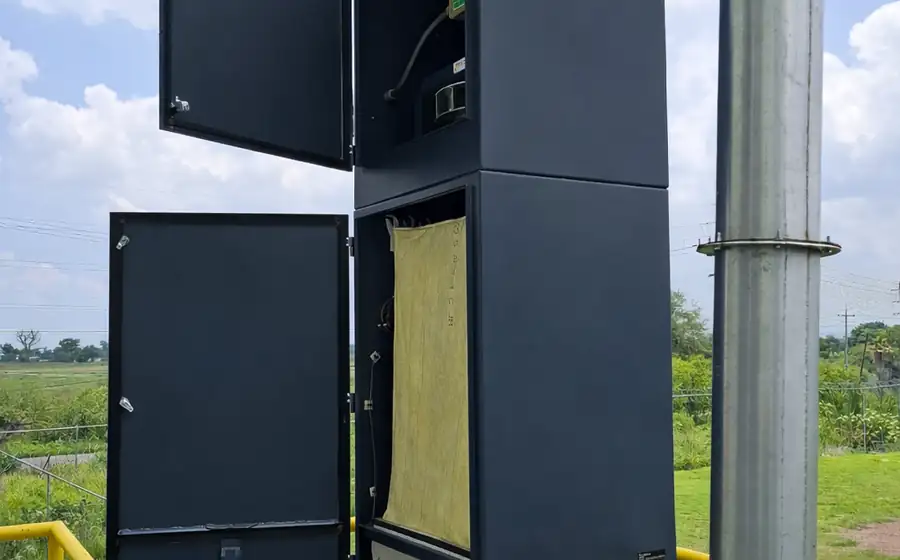 Colector de neblina MZS instalado en exterior con ductería