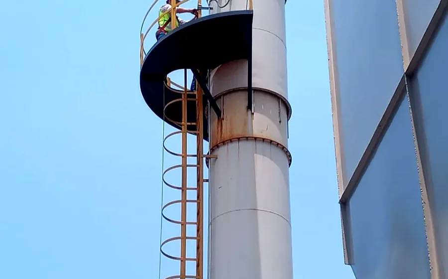 Chimenea industrial con plataforma de muestreo – MZS
