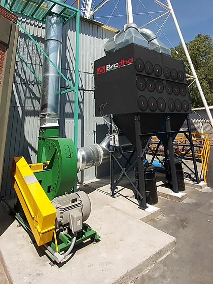 Colector de polvo de cartuchos Bradha instalado en exterior con ventilador centrífugo